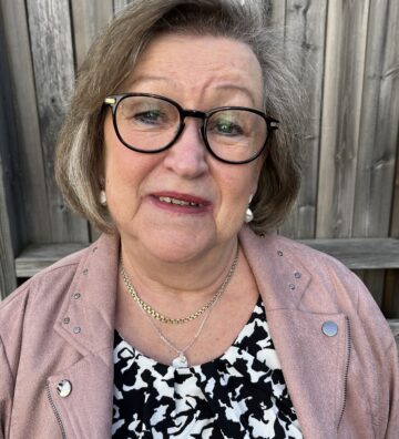 porträtt Ann-Britt Grimberg i glasögon och rosa jacka