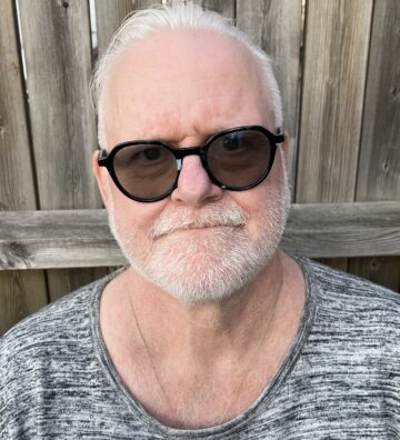 porträtt Arne Arenteg med glasögon och gråmelerad tröja