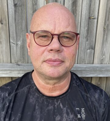 porträtt Per-Olof Tiger i glasögon och t-shirt